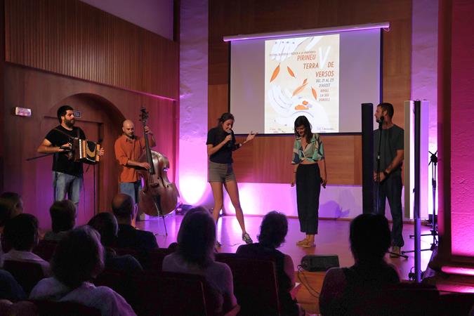 El Refugi celebra l’èxit de la cinquena edició de Pirineu, terra de versos, amb més de 200 persones i un clam per la llengua i la cultura catalanes | 